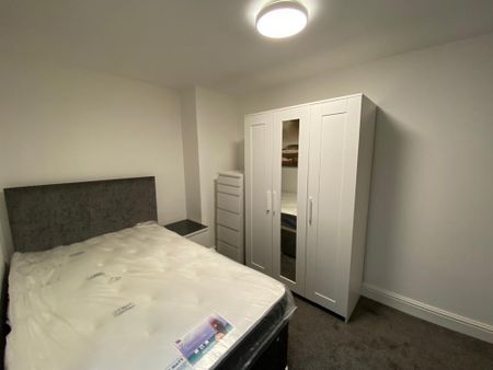 3 bedroom flat to rent - Photo 3