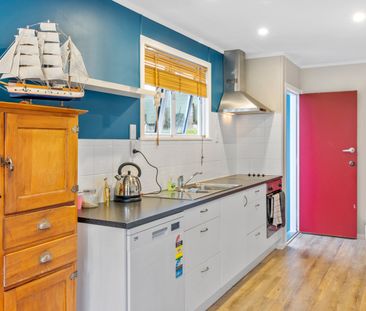 Tidy 3 bedroom home with elevated deck - Photo 3