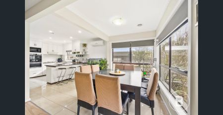 SPACIOUS FAMILY LIVING IN PRIME WENDOUREE LOCATION - Photo 3