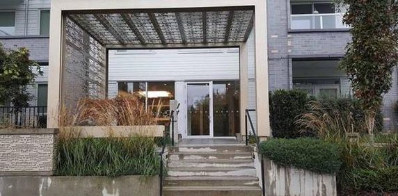 Vancouver West Bright 1Br 1Den Modern Condo Near Skytrain For rent!! - Photo 2