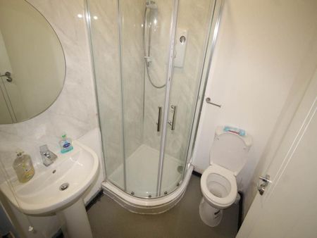 1 bedroom in a house share to rent - Photo 5
