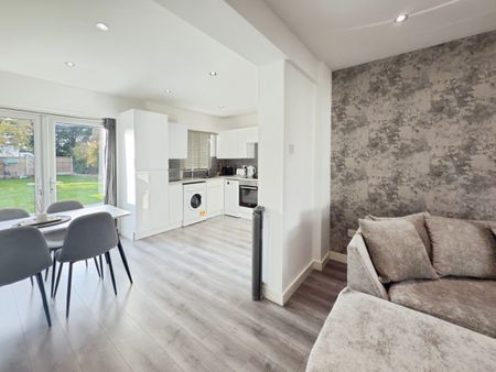 The Bungalows, The Warren, Stanford Le Hope, SS17 - Photo 5