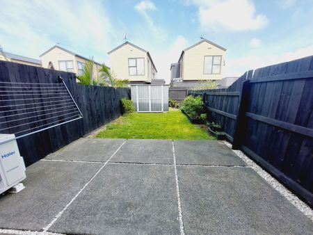 Trendy near new terraced home - Photo 2
