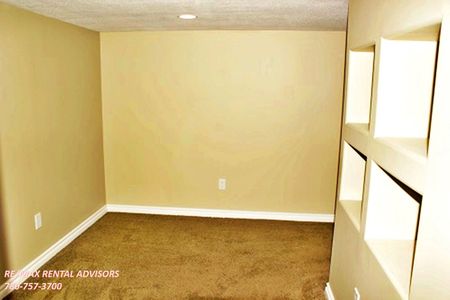 COZY 3 BED, 2.5 BATH, TOWNHOUSE WITH FINISHED BSMT & OUTDOOR PARKING STALL IN THE COMMUNITY OF LEE RIDGE - Photo 3