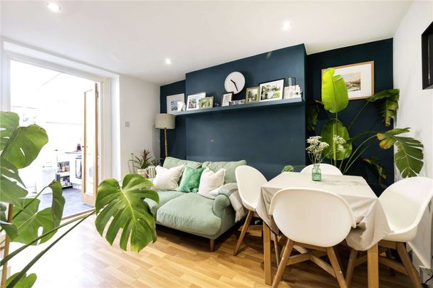One bedroom garden flat in a fantastic Islington location just moments from Upper Street. - Photo 1
