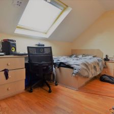 6 bedroom House in Ashville Terrace, Leeds - Photo 1