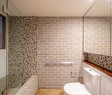 Private, bright and centrally located! - Photo 1