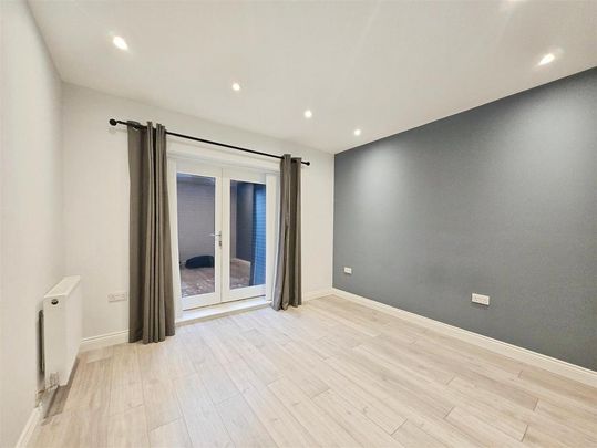 4 bedroom flat to rent - Photo 1