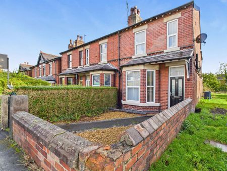 4 bedroom end of terrace house to rent - Photo 2