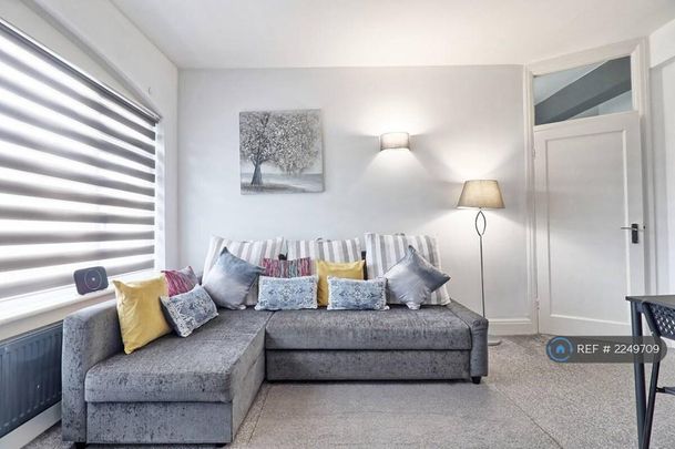 3 bedroom flat to rent - Photo 1