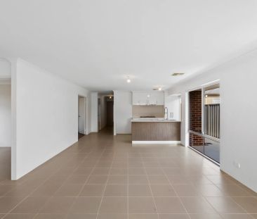 Stylish Family Living in a Sought-After Location - Photo 2