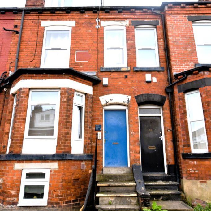 3 bedroom Flat in Brudenell Mount, Leeds - Photo 1