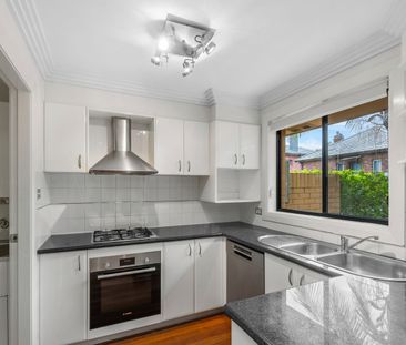 Modern Three-Bedroom Townhouse in the Heart of Wollongong! - Photo 6
