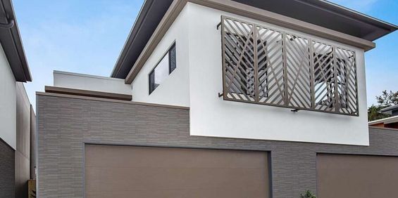 Modern Waterfront Living in the Heart of Hope Island - Photo 3