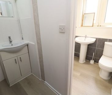 Room in a Shared House, London, E16 - Photo 6