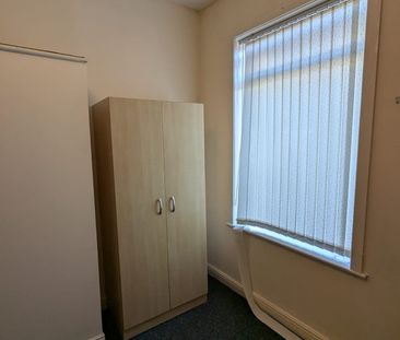 Room in a Shared House, Cromwell Road, M6 - Photo 2