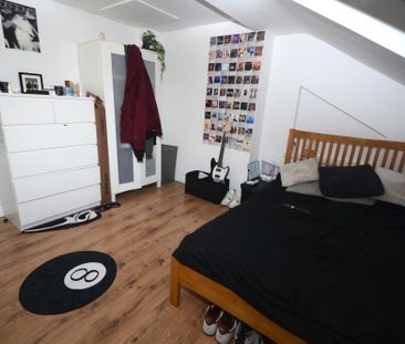 6 bedroom detached house to rent - Photo 4