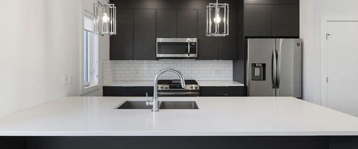 Beautiful 2 bedroom townhouse with private rooftop patio — 2 Bedrooms Townhouse - Photo 1