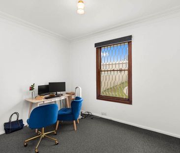 CONVENIENT LOCATION IN GLENDALE - Photo 1