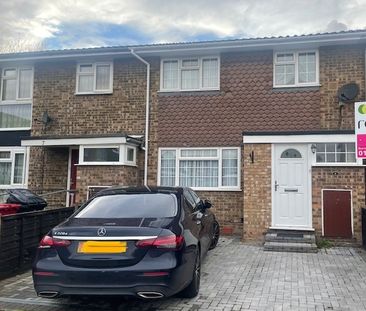 3 bed terraced house to rent in Griffin Close, Slough, SL1 - Photo 2