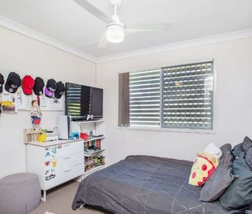 Stunning 4-Bedroom Home with Huge Backyard & Outdoor Entertaining - Photo 4