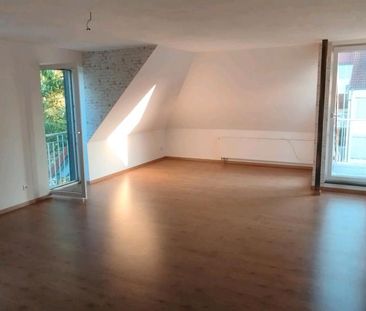 gepflegte, helle Dachgeschoss Wohnung mit Blick ins Grüne - Photo 1