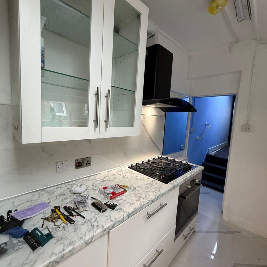 Two bedrooms first floor flat high road ilford- 1700 pcm - Photo 1