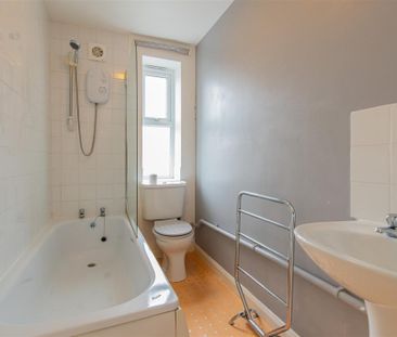 1 bed Flat To Let - Photo 3