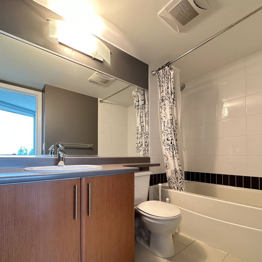 Bright 2 Bed High Rise Condo With False Creek Views - Photo 1