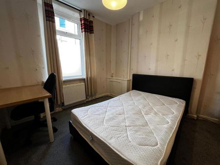 3 bedroom private hall to rent - Photo 5