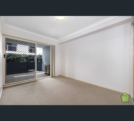 2/8 Bunton Street, Scarborough, Qld 4020 - Photo 2