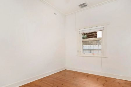 Beautiful Three Bedroom Character Bungalow - Photo 4