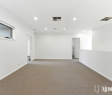 Immaculate 3 bedroom townhouse - Photo 1