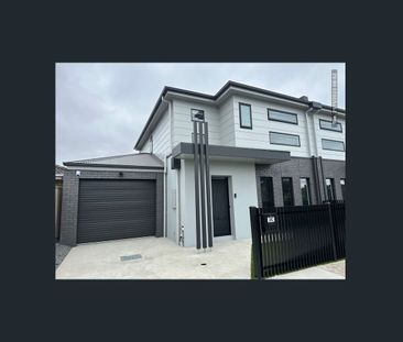 MODERN THREE BEDROOM TOWNHOUSE - Photo 1