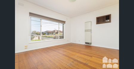Centrally located three bedroom home - Photo 3