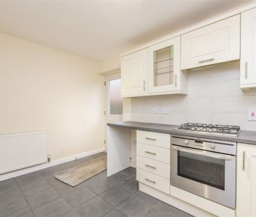 3 bed House - Detached To Let - Photo 2