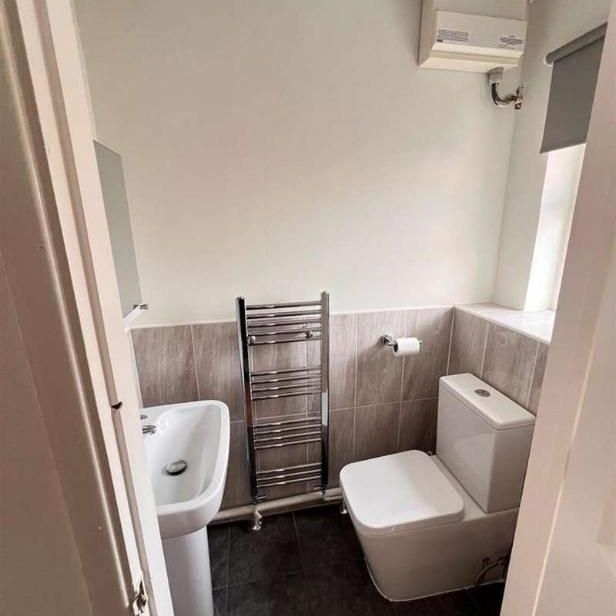 Garland Drive, Hounslow, TW3 - Photo 1