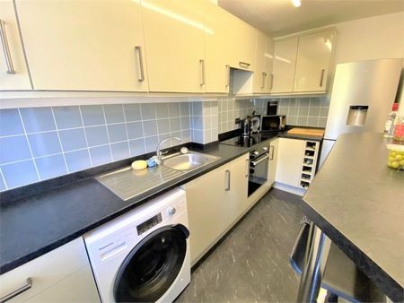 Ashbourne Crescent, Taunton - Photo 2