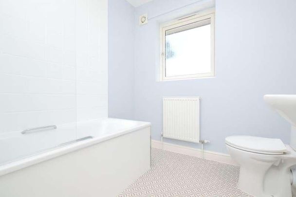 North Side Court, The Cardinals, Tongham, Farnham, GU10 - Photo 1