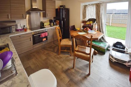 2 bedroom semi-detached house to rent - Photo 5