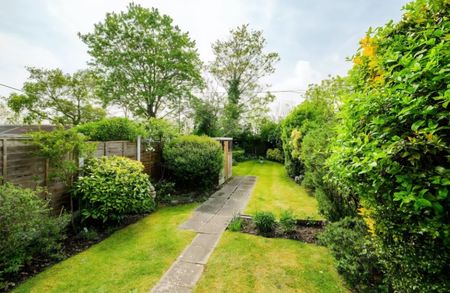 3 Bed Terraced House, Newbury Park, IG2 - Photo 5