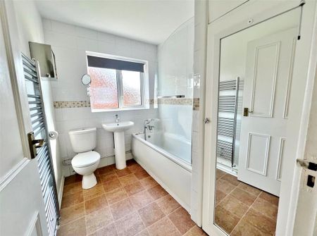 2 bedroom flat to rent - Photo 2