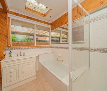 Family Home in central location - Available now - Photo 4