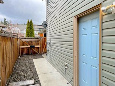 June 1: 2 bedroom, 1 bath walkout suite – Upper Mission - Photo 4