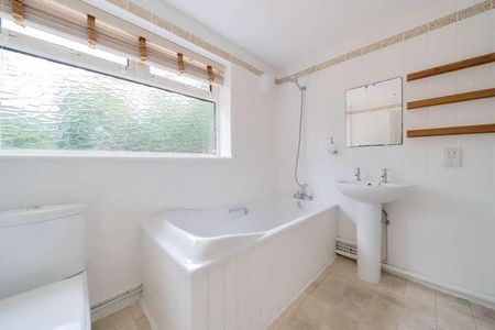 Lightwater, Surrey, GU18 - Photo 3