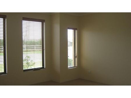 FABULOUS FAMILY HOME - Photo 4