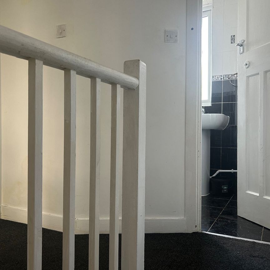 4 Bed Terraced House, Hart Lane, LU2 - Photo 1