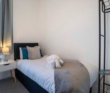 3 bedroom flat to rent - Photo 6
