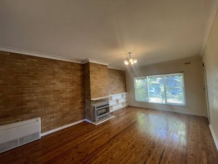 Two-bedroom unit situated just minutes from Dean Street. - Photo 2