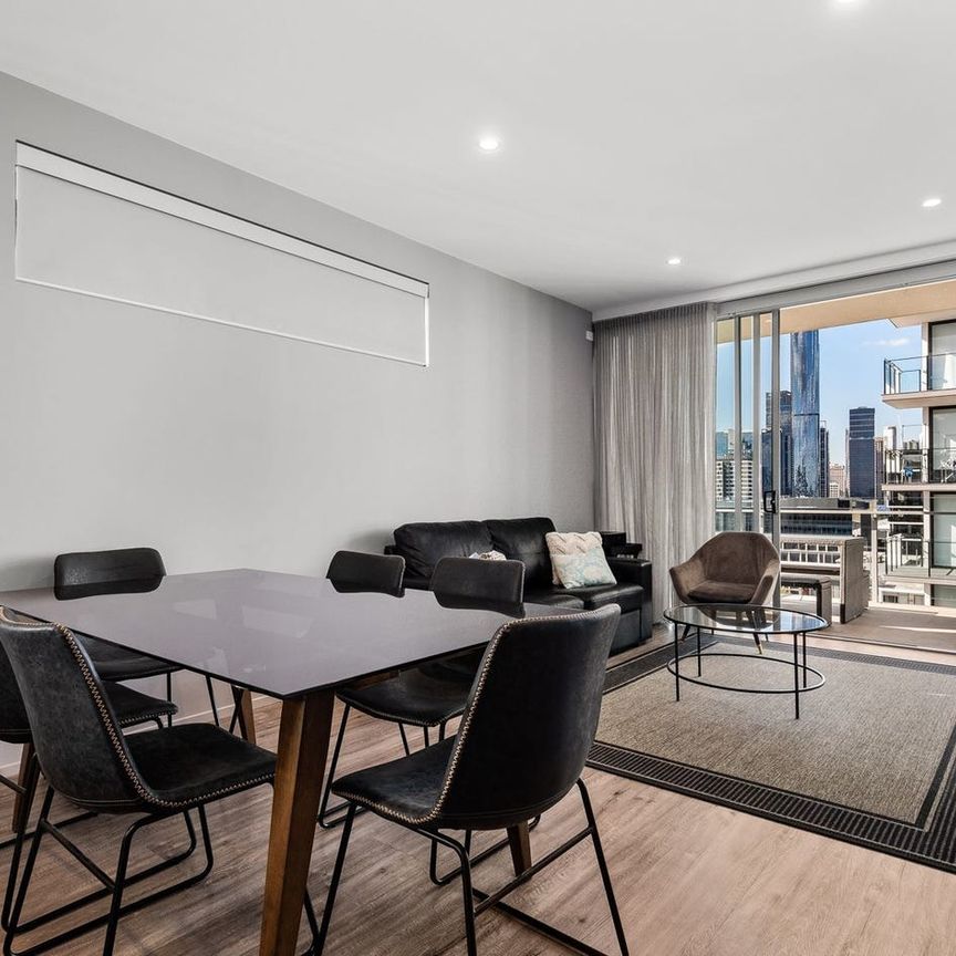 Fully Furnished Outstanding Top Floor Apartment – Exceptional Location. - Photo 1